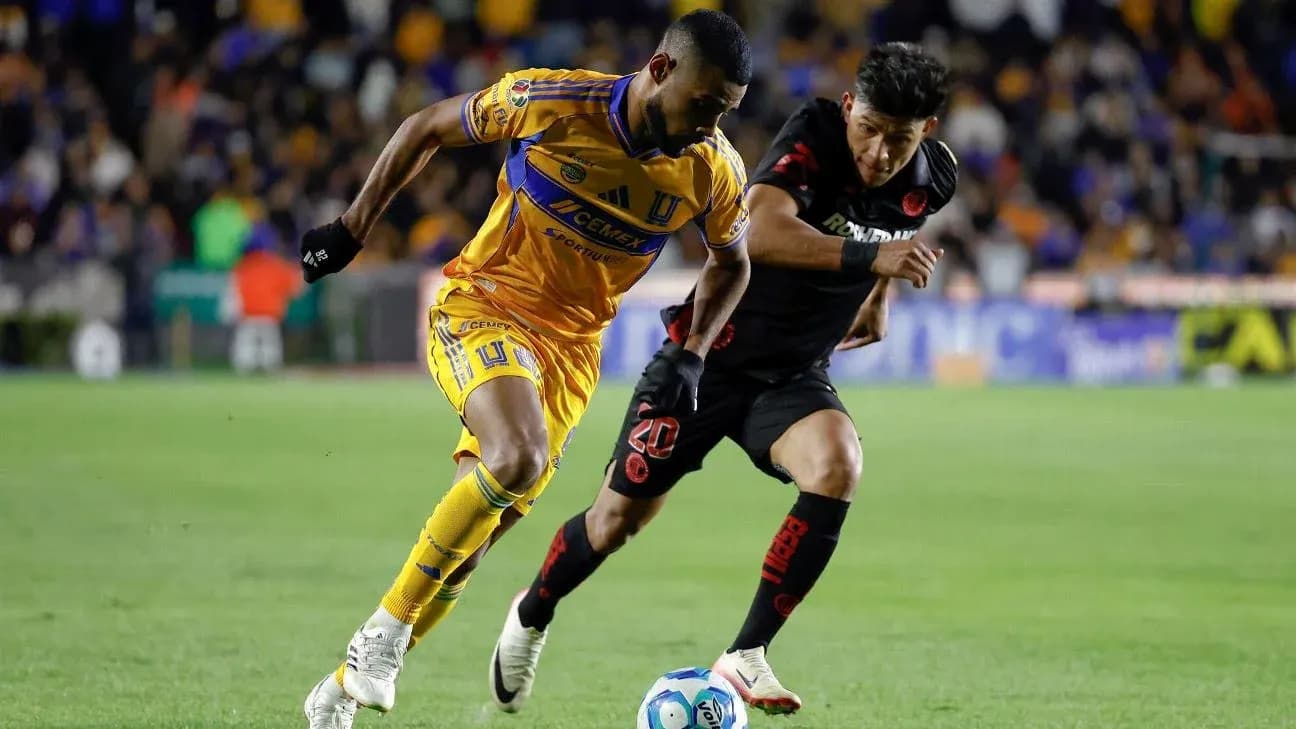 Jugadores de Tigres y Toluca compiten por el balón Jugadores de Tigres y Toluca compiten por el balón
