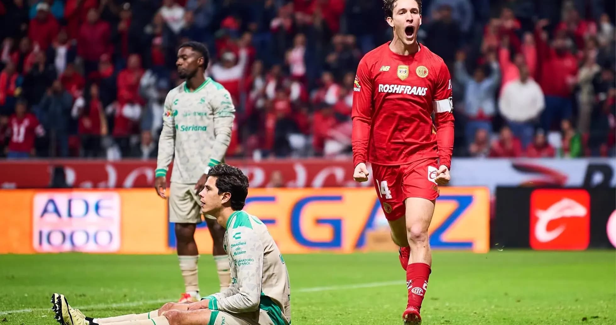 Jugador de Toluca celebra un gol contra Santos Laguna Jugador de Toluca celebra un gol contra Santos Laguna