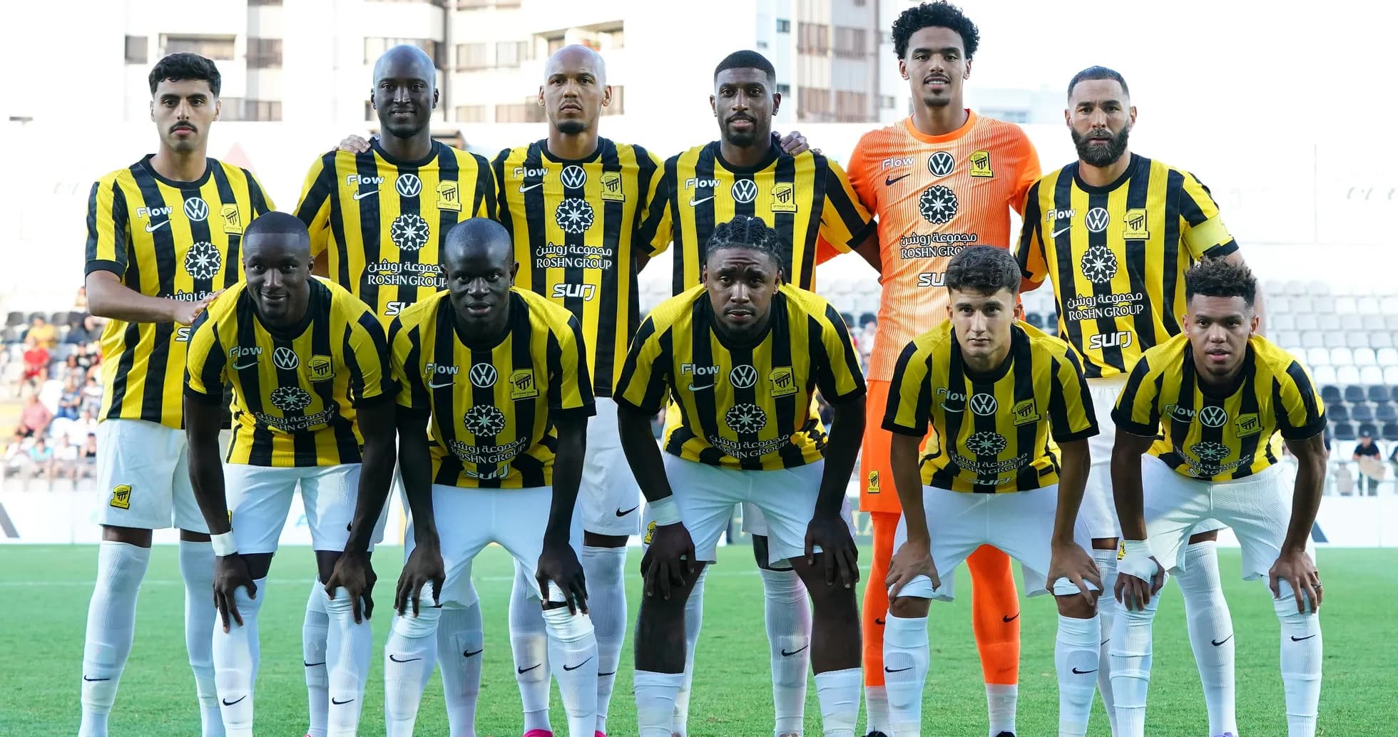 Equipo de fútbol posando en el campo de juego Equipo de fútbol posando en el campo de juego