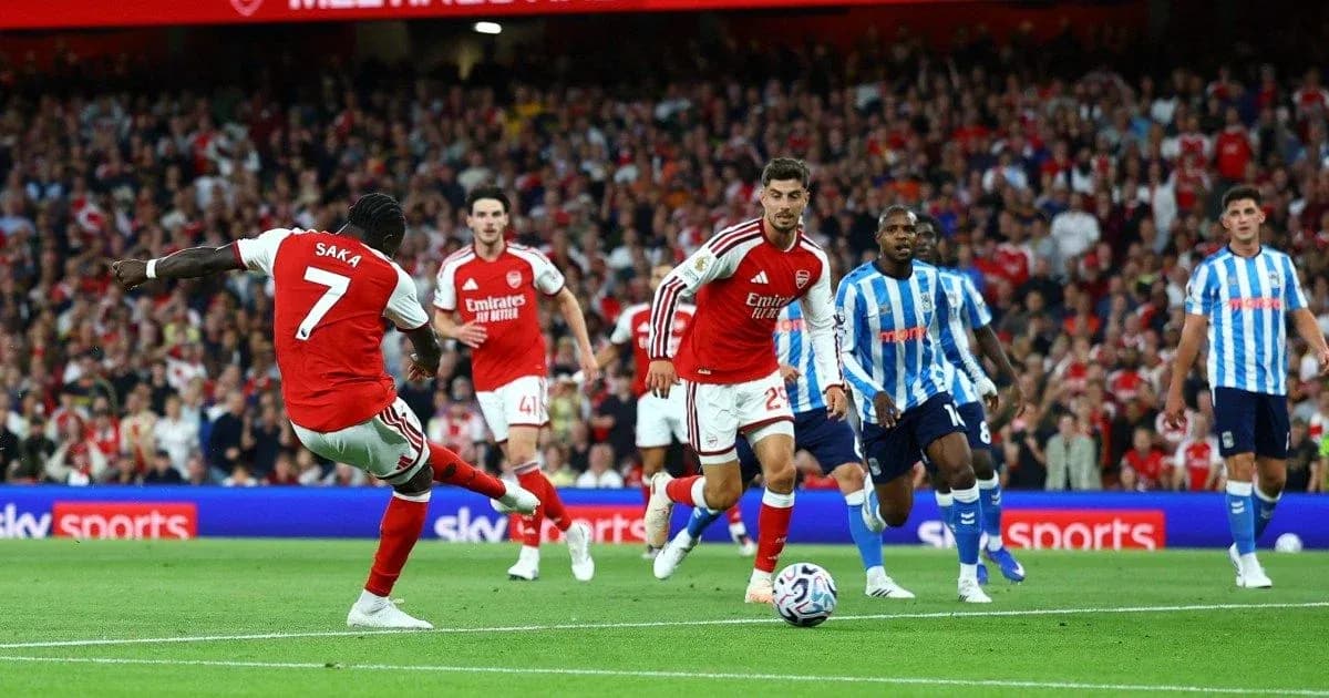 Saka disparando durante un partido de fútbol Saka disparando durante un partido de fútbol