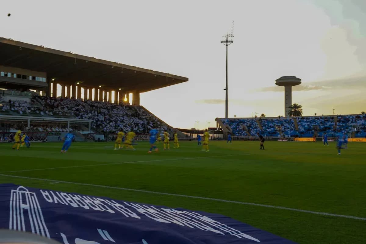 Partido de fútbol con jugadores en acción en el campo Partido de fútbol con jugadores en acción en el campo
