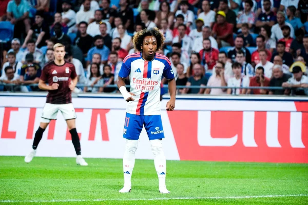 Jugador de Olympique de Lyon en acción durante el partido Jugador de Olympique de Lyon en acción durante el partido