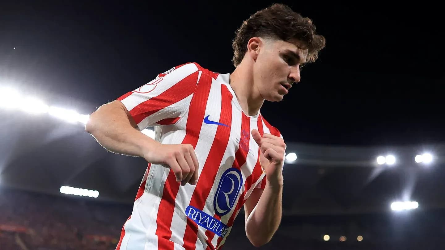 Jugador de fútbol con camiseta rojiblanca en acción Jugador de fútbol con camiseta rojiblanca en acción