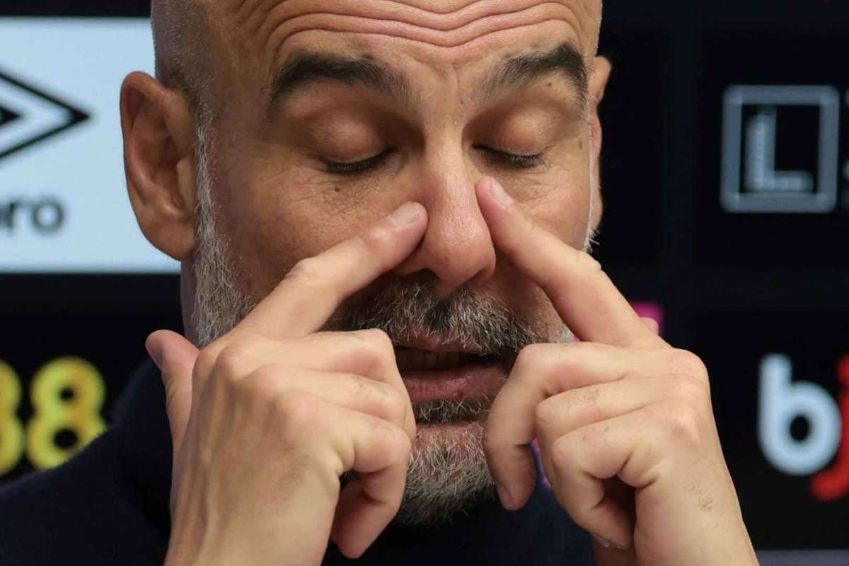 Entrenador tocando su rostro en conferencia de prensa Entrenador tocando su rostro en conferencia de prensa