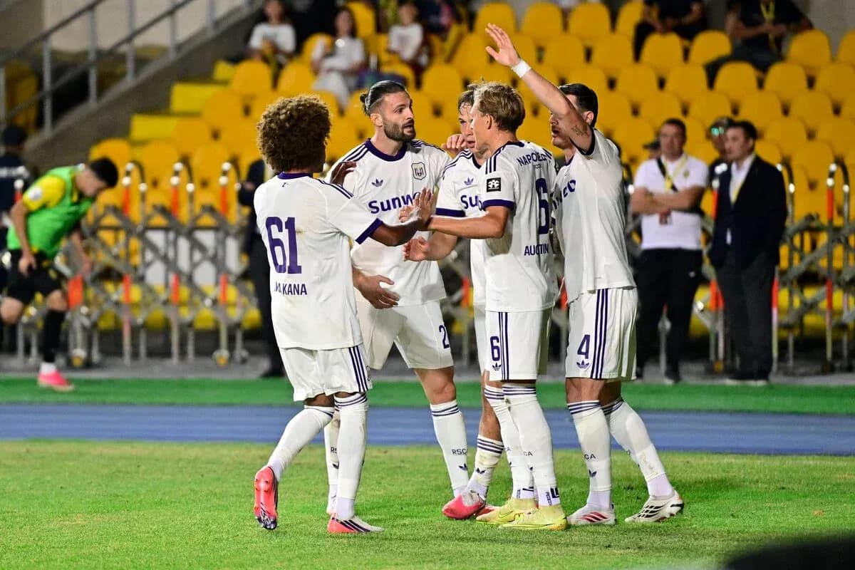 Jugadores de Anderlecht celebrando un gol Jugadores de Anderlecht celebrando un gol