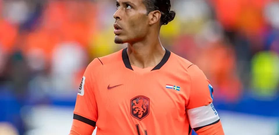 Jugador de fútbol con camiseta naranja en el campo Jugador de fútbol con camiseta naranja en el campo