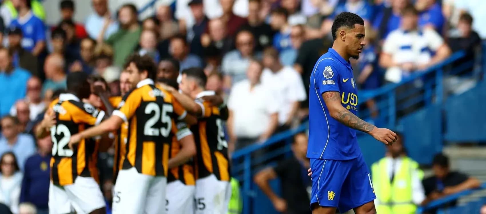 Jugador de Chelsea camina tras gol de oponente Jugador de Chelsea camina tras gol de oponente