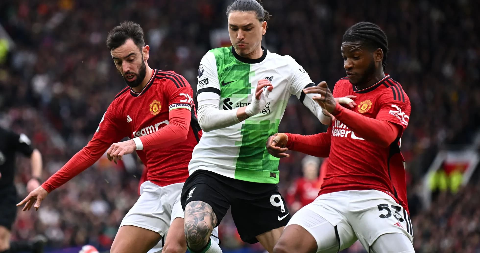 Jugadores de Liverpool y Manchester United disputando el balón Jugadores de Liverpool y Manchester United disputando el balón