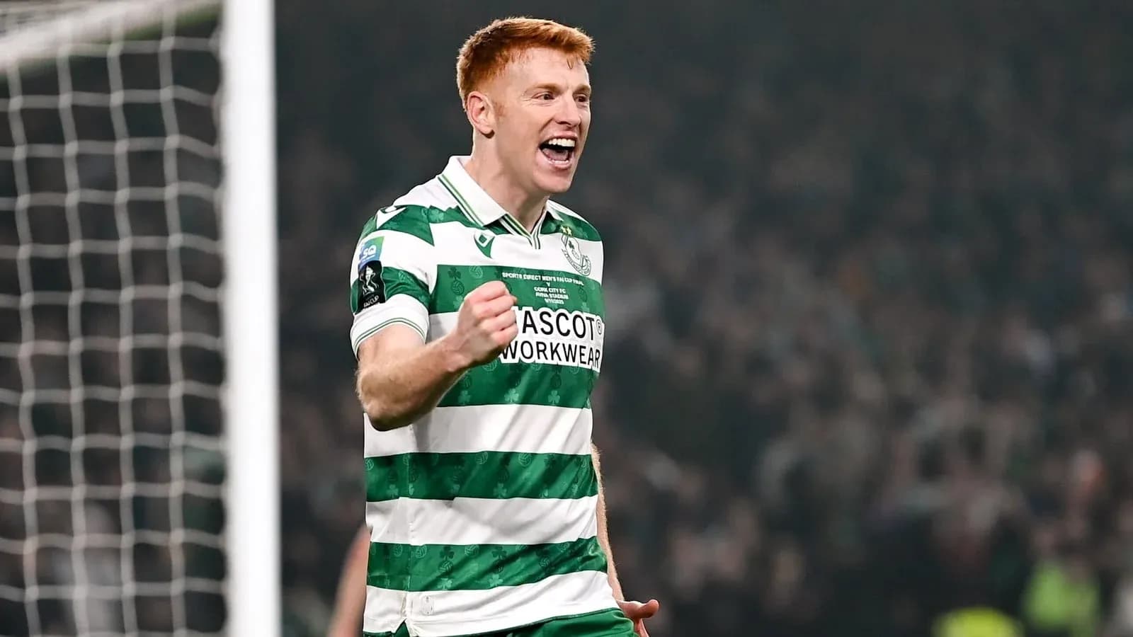 Jugador celebrando un gol con camiseta del equipo Jugador celebrando un gol con camiseta del equipo