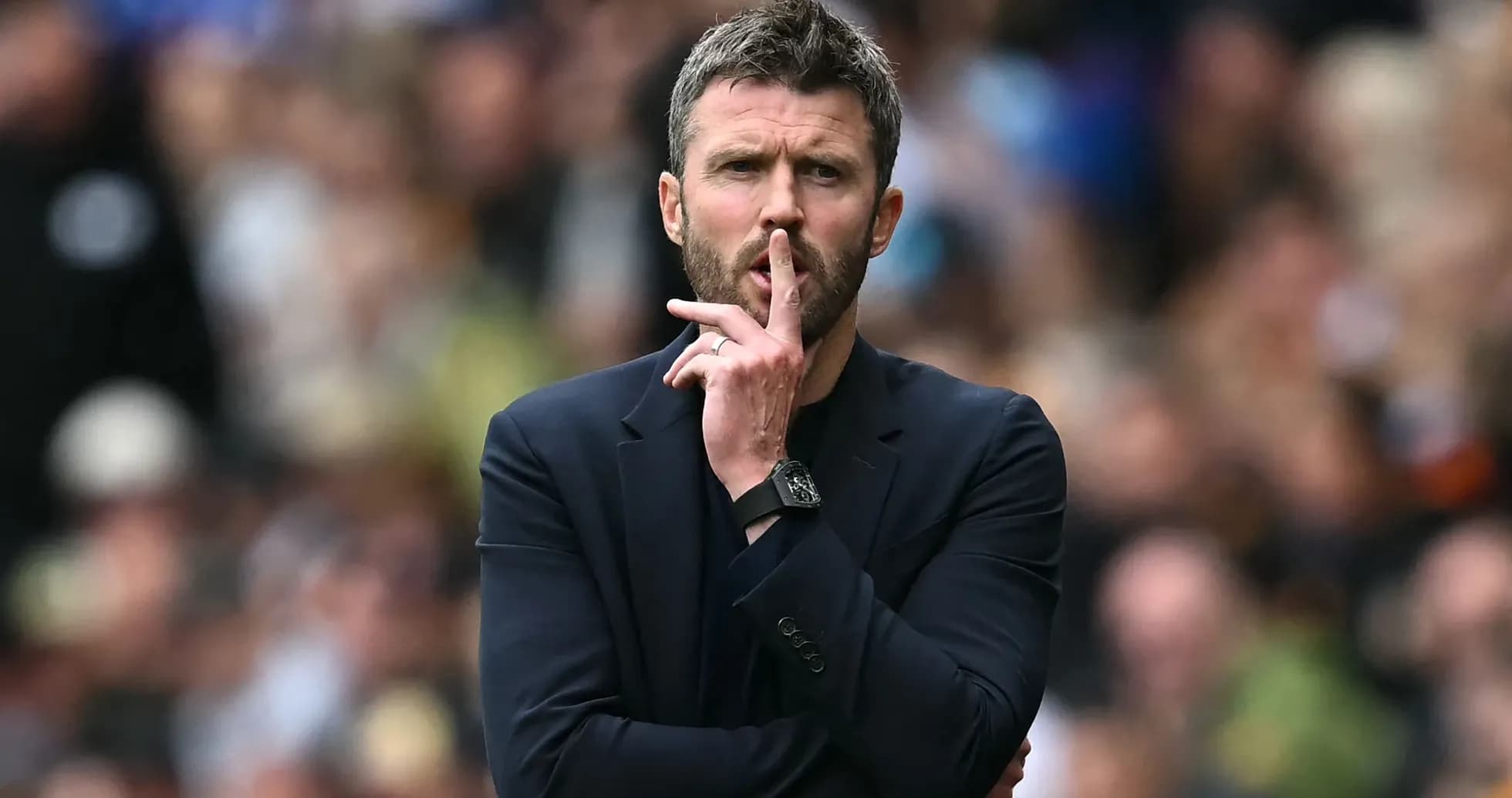 Entrenador haciendo gesto de silencio durante el partido Entrenador haciendo gesto de silencio durante el partido