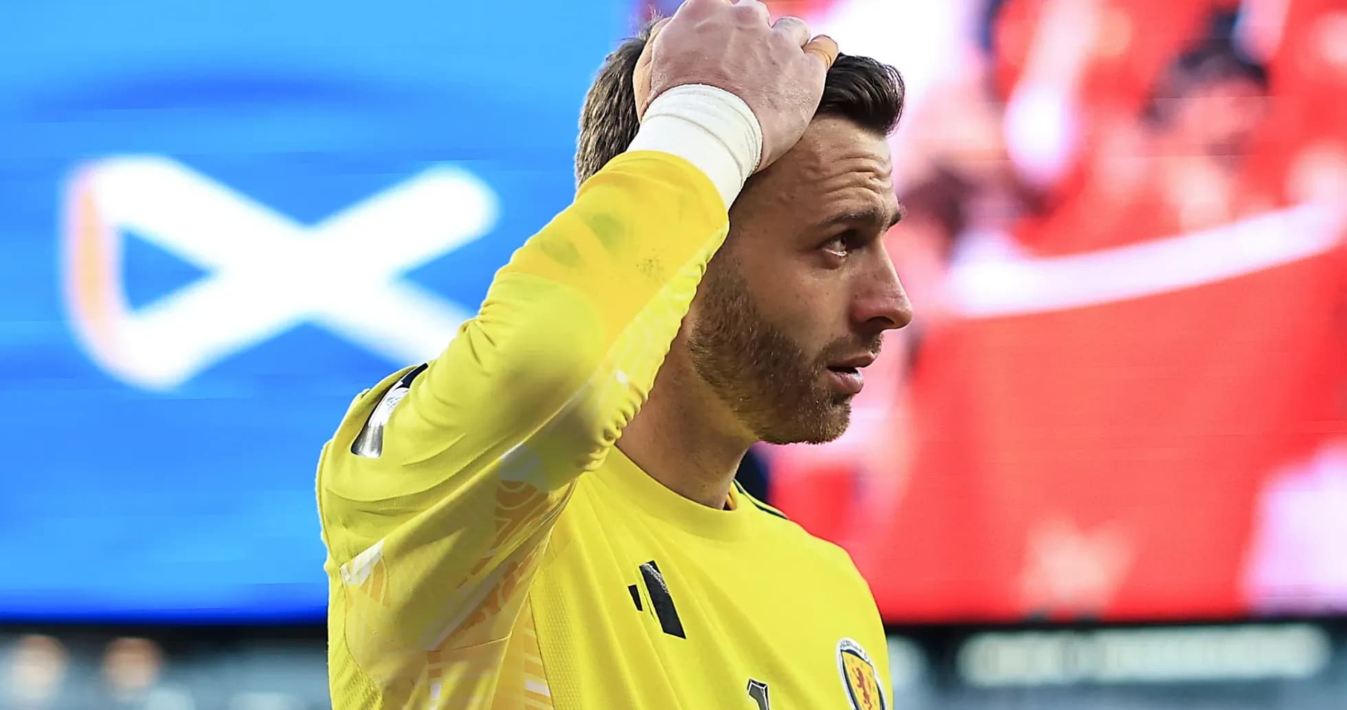 Portero de Escocia con uniforme amarillo en el campo Portero de Escocia con uniforme amarillo en el campo