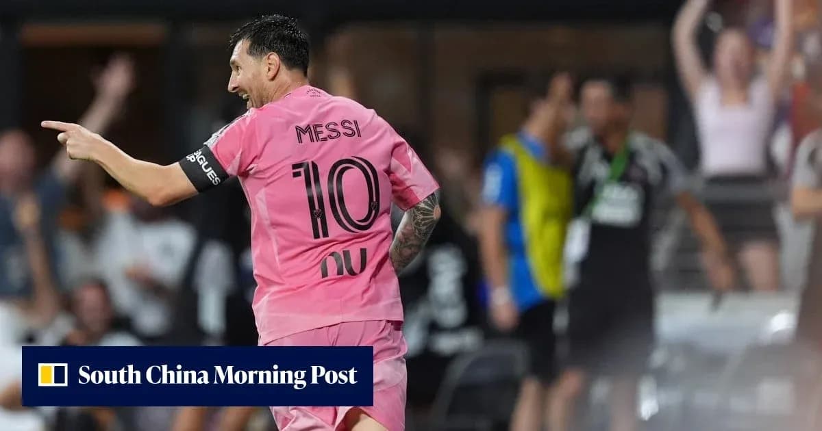 Jugador celebrando con camiseta rosa durante el partido Jugador celebrando con camiseta rosa durante el partido