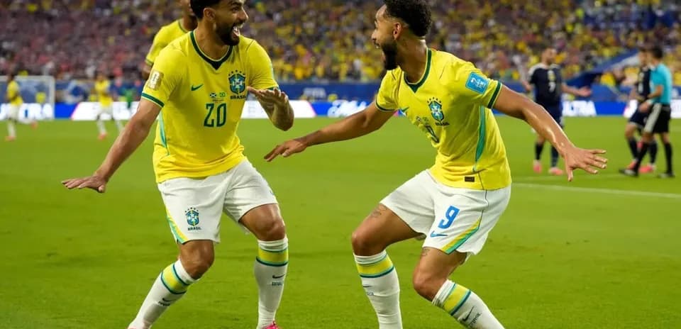 Jugadores de Brasil celebrando un gol en el partido Jugadores de Brasil celebrando un gol en el partido