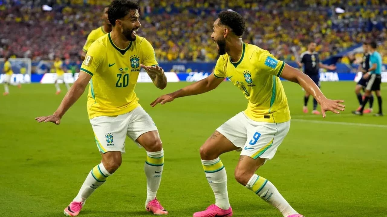Jugadores de Brasil celebrando un gol en el partido Jugadores de Brasil celebrando un gol en el partido