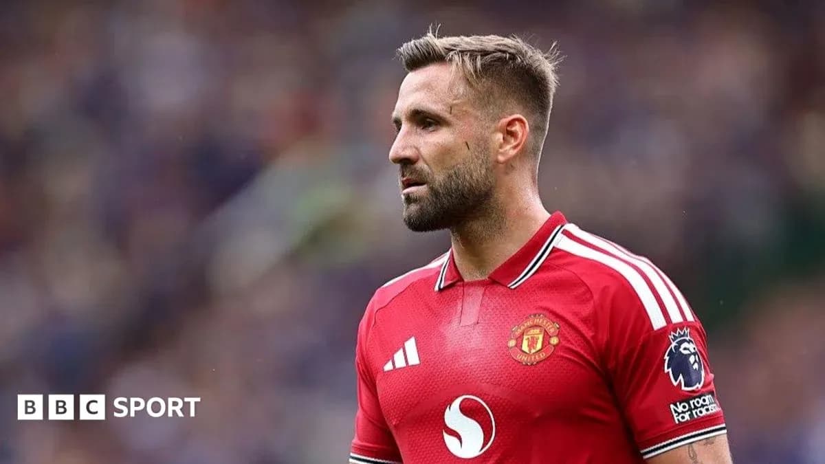 Jugador de Manchester United en uniforme rojo Jugador de Manchester United en uniforme rojo