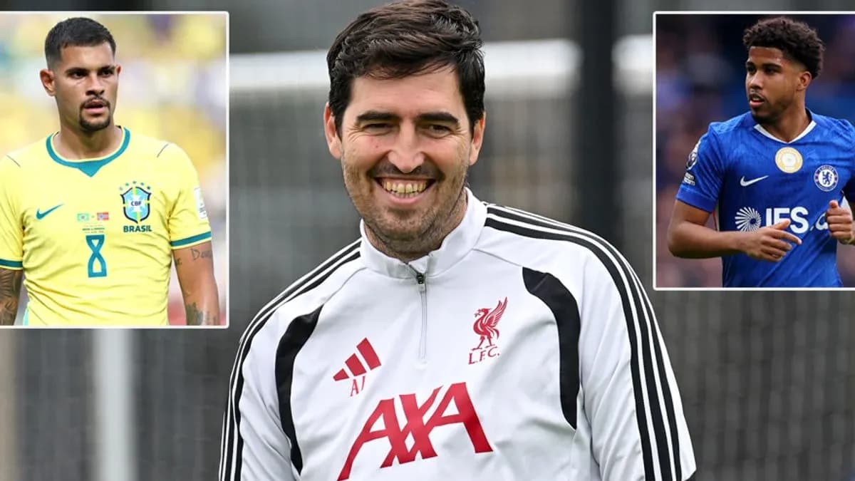 Entrenador de Liverpool sonriendo en sesión de entrenamiento Entrenador de Liverpool sonriendo en sesión de entrenamiento