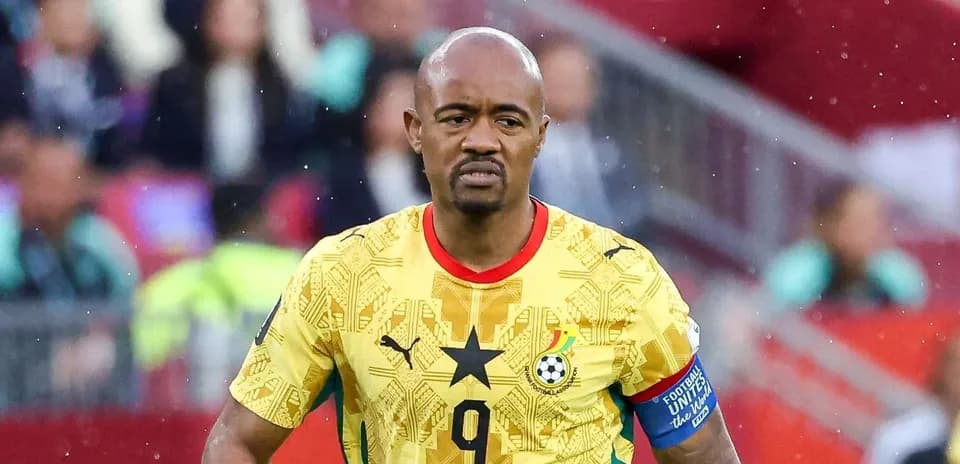 Jugador de Ghana con camiseta amarilla en el campo Jugador de Ghana con camiseta amarilla en el campo