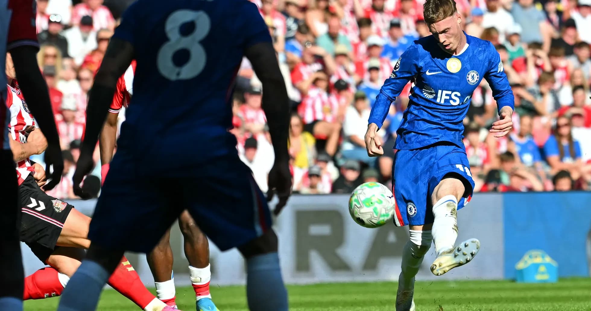 Jugador de Chelsea disparando en partido Jugador de Chelsea disparando en partido