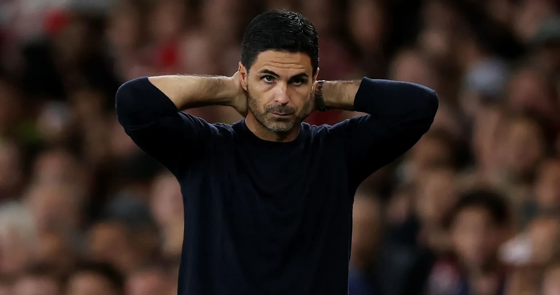 Entrenador con las manos en la cabeza durante el partido Entrenador con las manos en la cabeza durante el partido