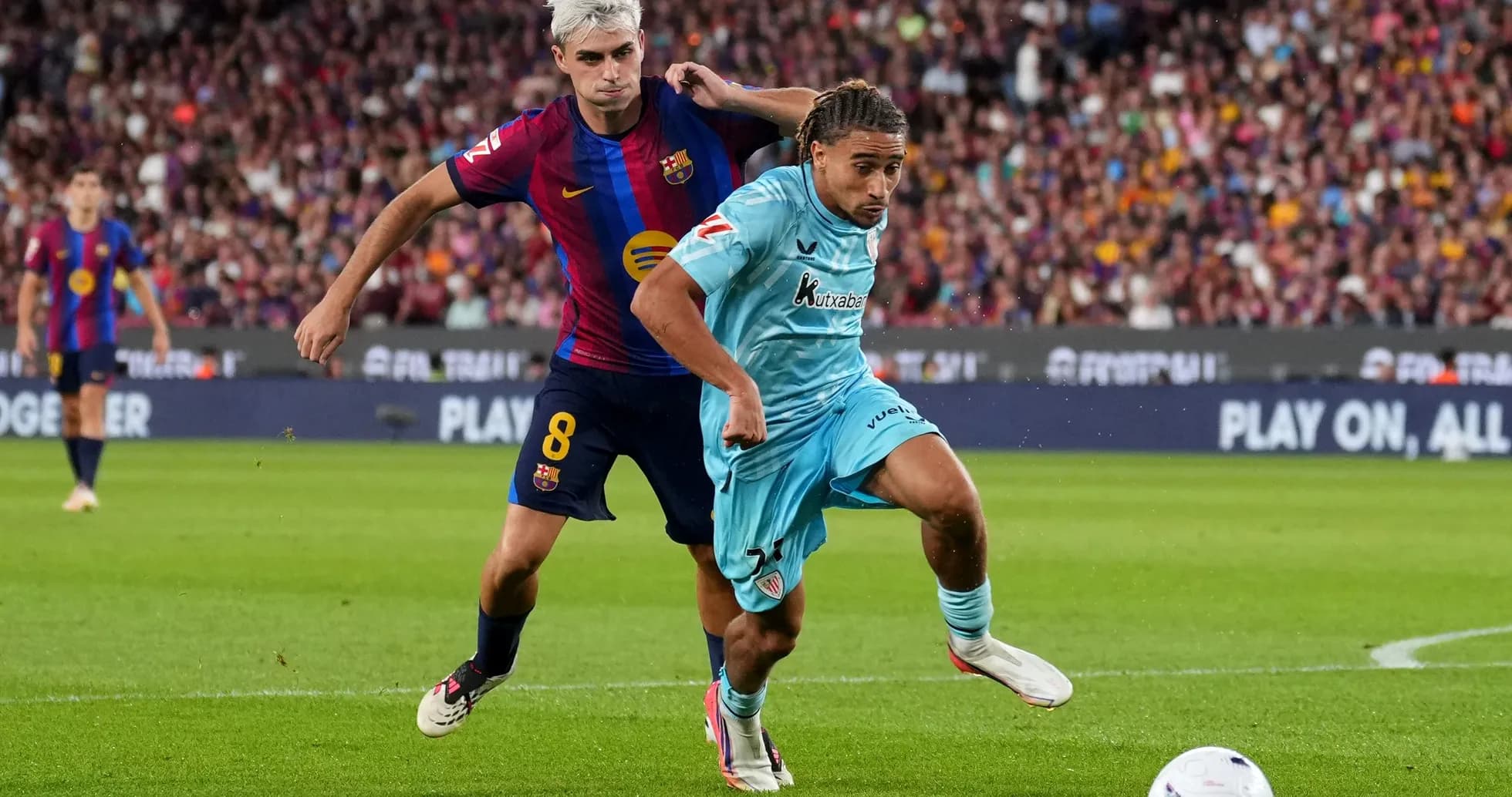 Jugador de Barcelona persiguiendo a rival en el campo Jugador de Barcelona persiguiendo a rival en el campo