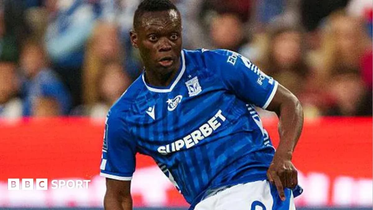 Jugador en acción con camiseta azul durante partido Jugador en acción con camiseta azul durante partido
