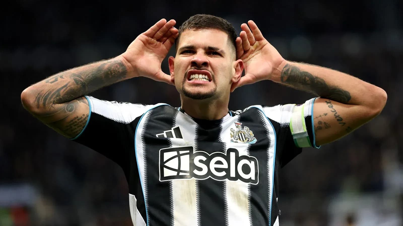 Jugador de Newcastle celebrando un gol en el estadio Jugador de Newcastle celebrando un gol en el estadio