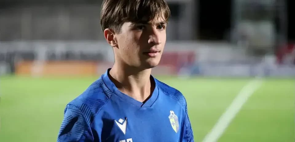 Jugador con camiseta azul en campo de fútbol Jugador con camiseta azul en campo de fútbol