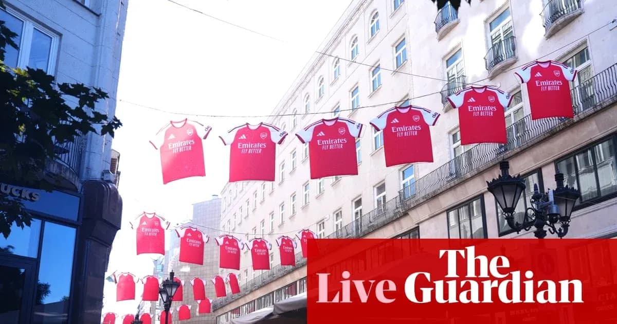 Camisetas del Arsenal colgadas en la calle Camisetas del Arsenal colgadas en la calle