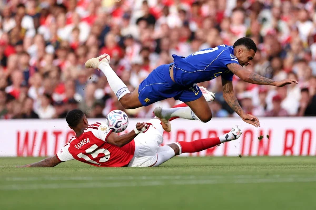Jugador cae tras una falta durante el partido Jugador cae tras una falta durante el partido