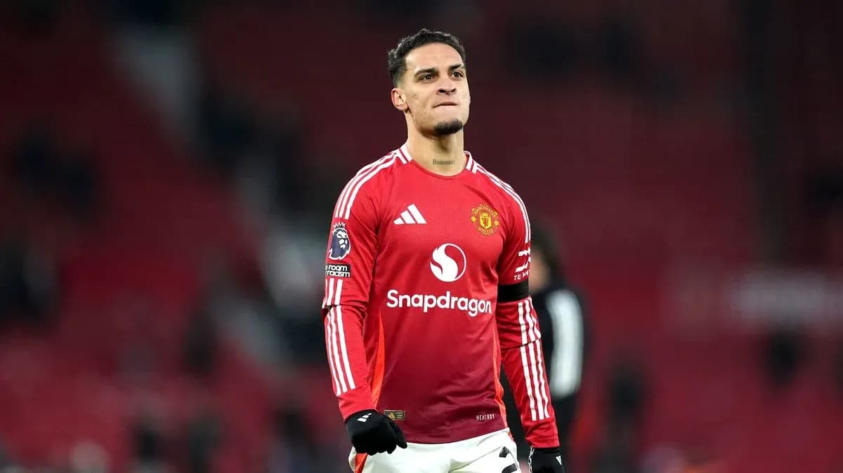 Jugador de Manchester United en el campo tras partido Jugador de Manchester United en el campo tras partido