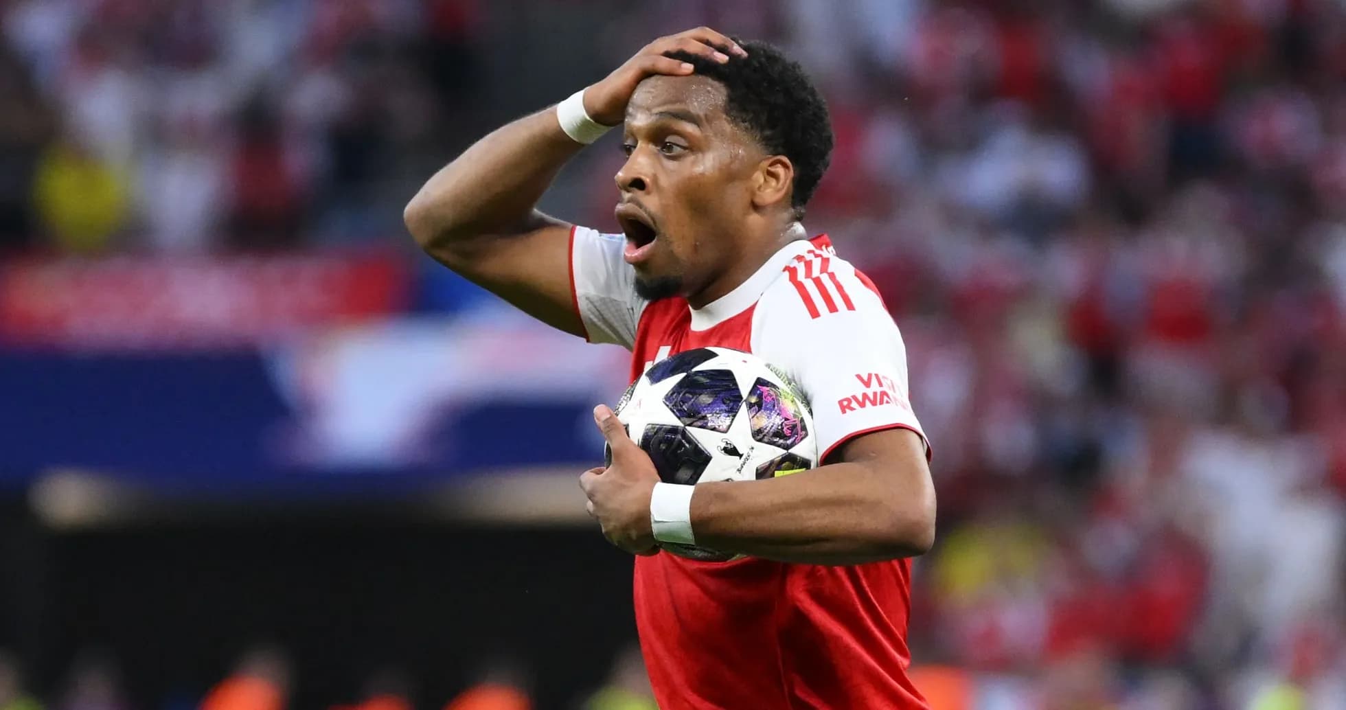Jugador sosteniendo el balón con sorpresa durante partido Jugador sosteniendo el balón con sorpresa durante partido
