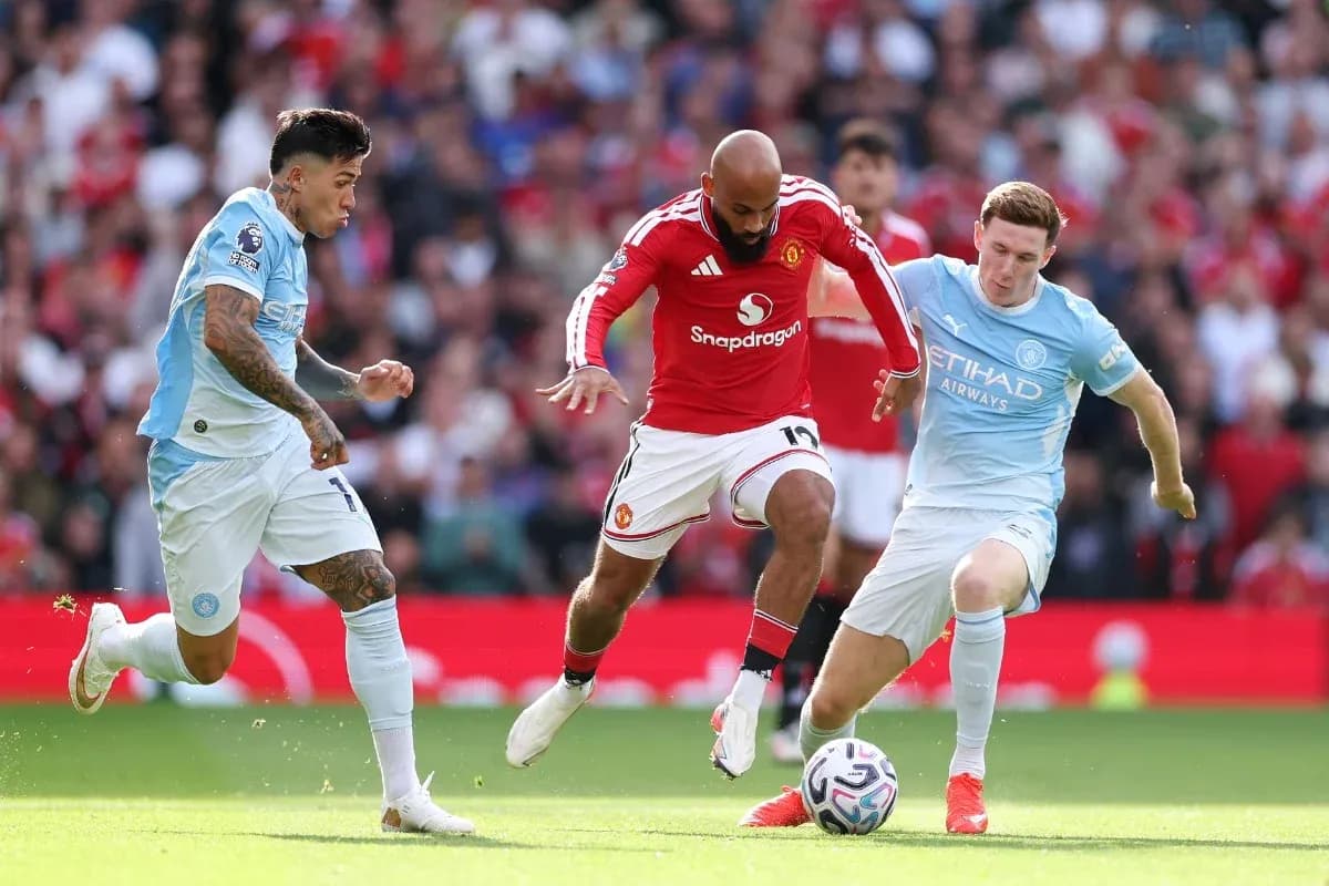 Jugador de Manchester United driblando entre defensores Jugador de Manchester United driblando entre defensores