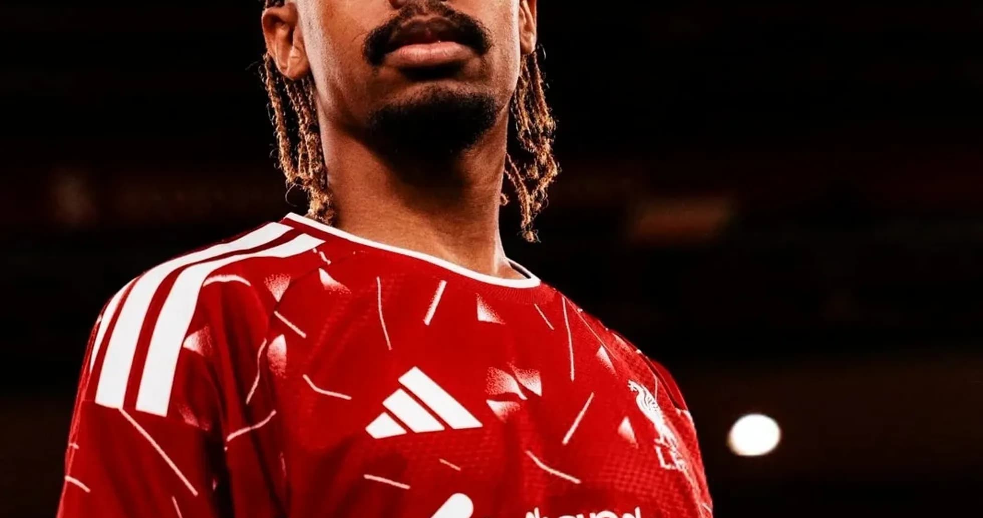 Jugador posando con camiseta roja del Liverpool Jugador posando con camiseta roja del Liverpool