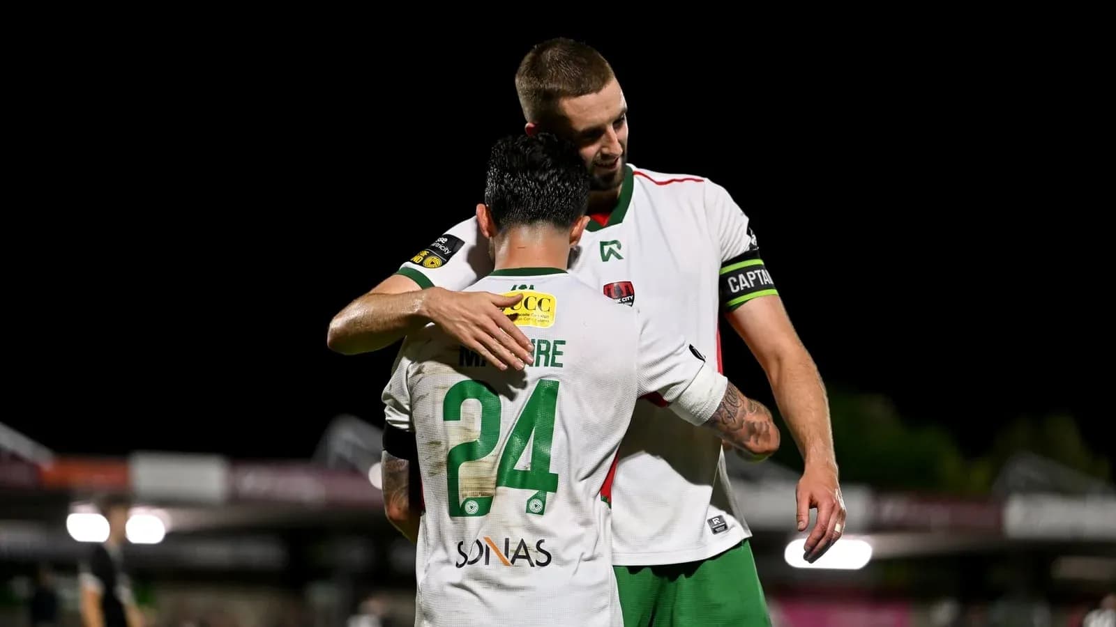 Jugadores abrazándose después del partido de fútbol Jugadores abrazándose después del partido de fútbol