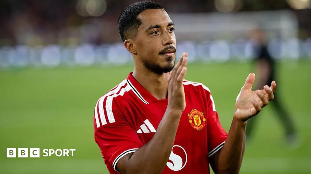 Jugador de Manchester United aplaudiendo en el campo Jugador de Manchester United aplaudiendo en el campo