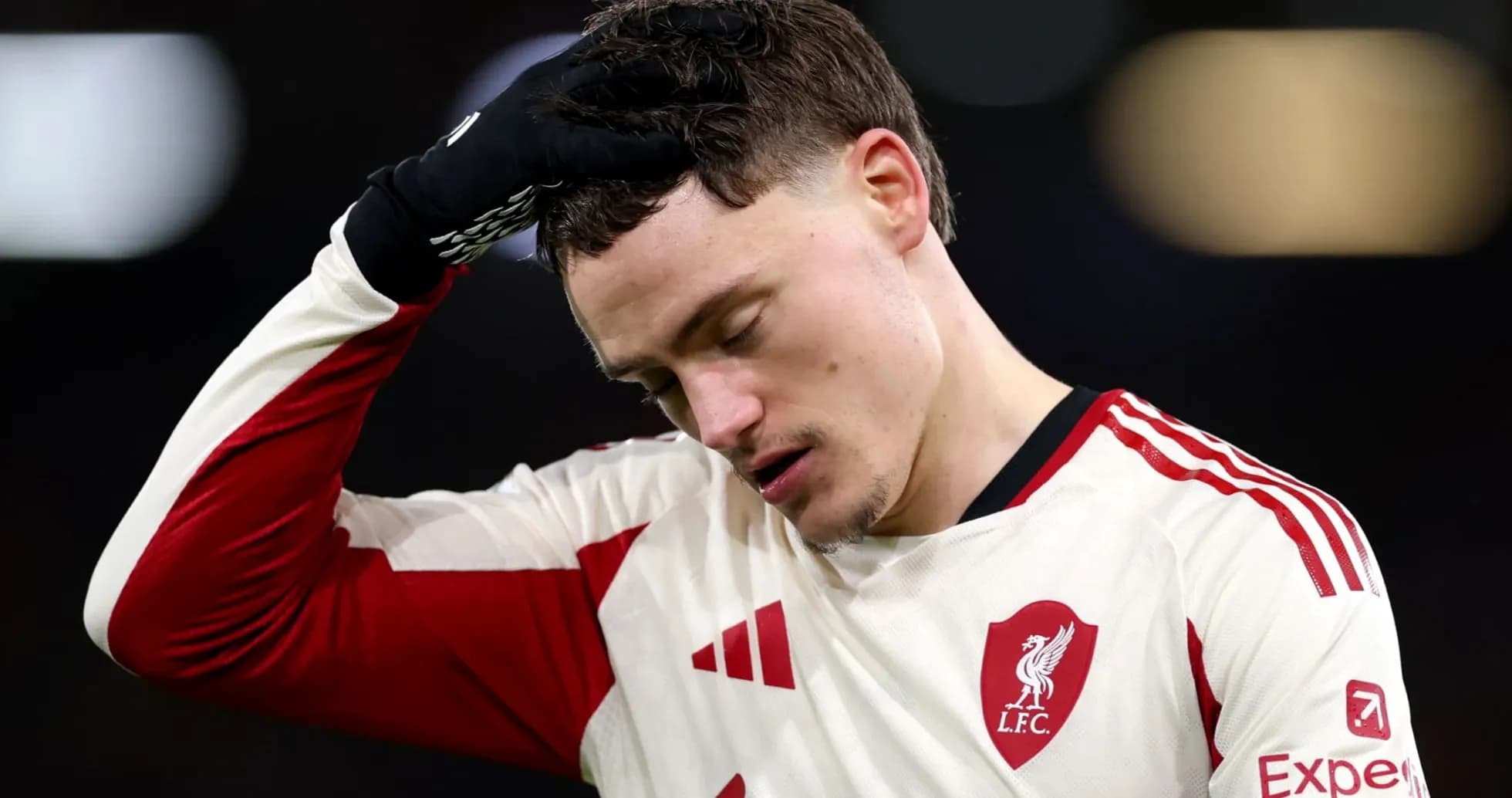 Jugador de Liverpool con la cabeza agachada tras el partido Jugador de Liverpool con la cabeza agachada tras el partido