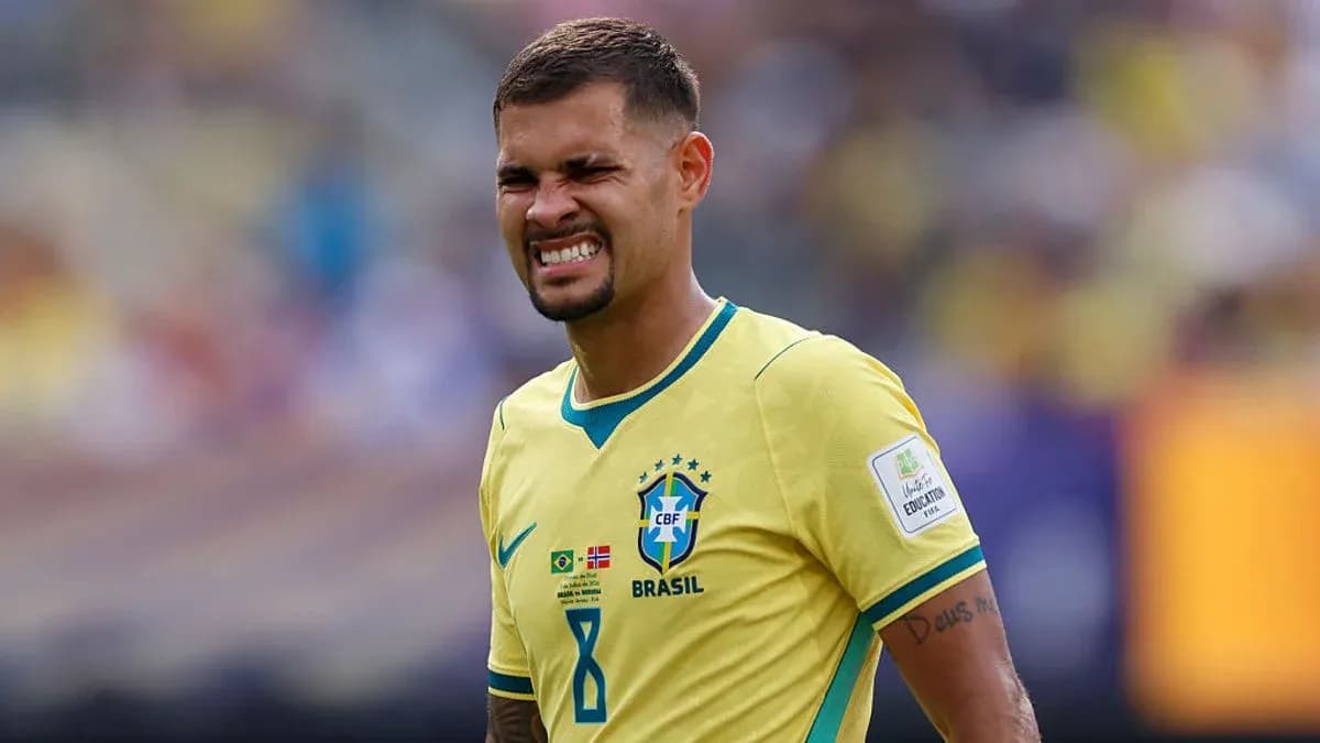 Jugador de Brasil con camiseta amarilla en el campo Jugador de Brasil con camiseta amarilla en el campo