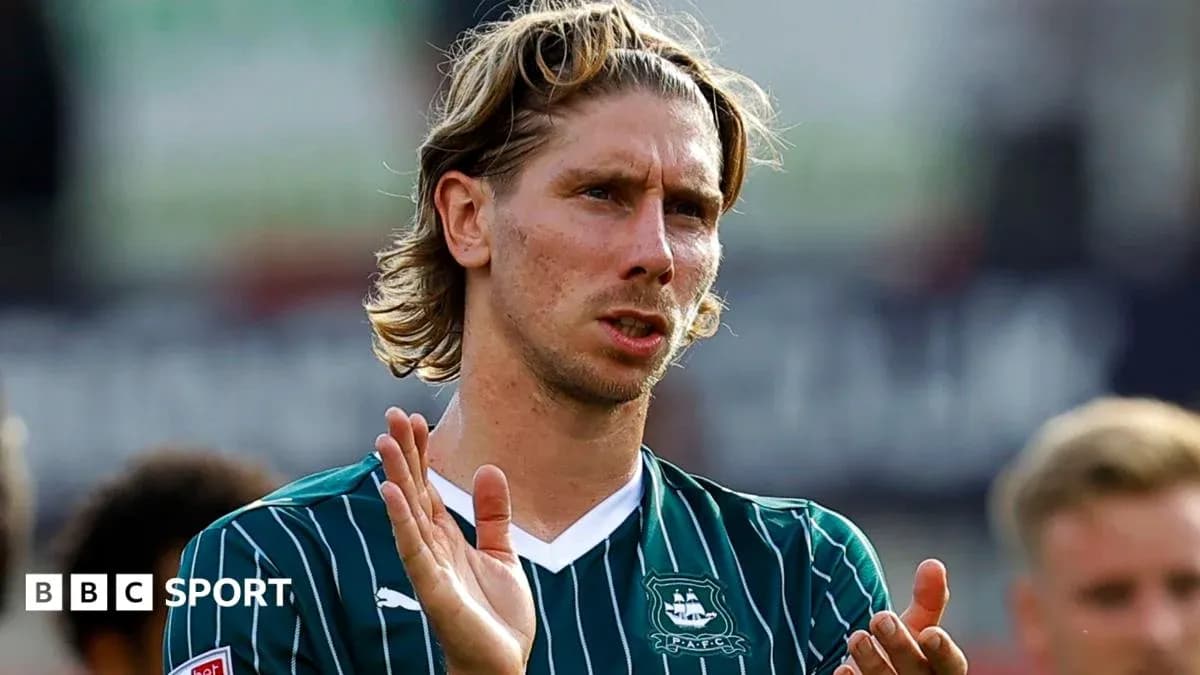 Jugador de Plymouth Argyle aplaudiendo tras el partido Jugador de Plymouth Argyle aplaudiendo tras el partido