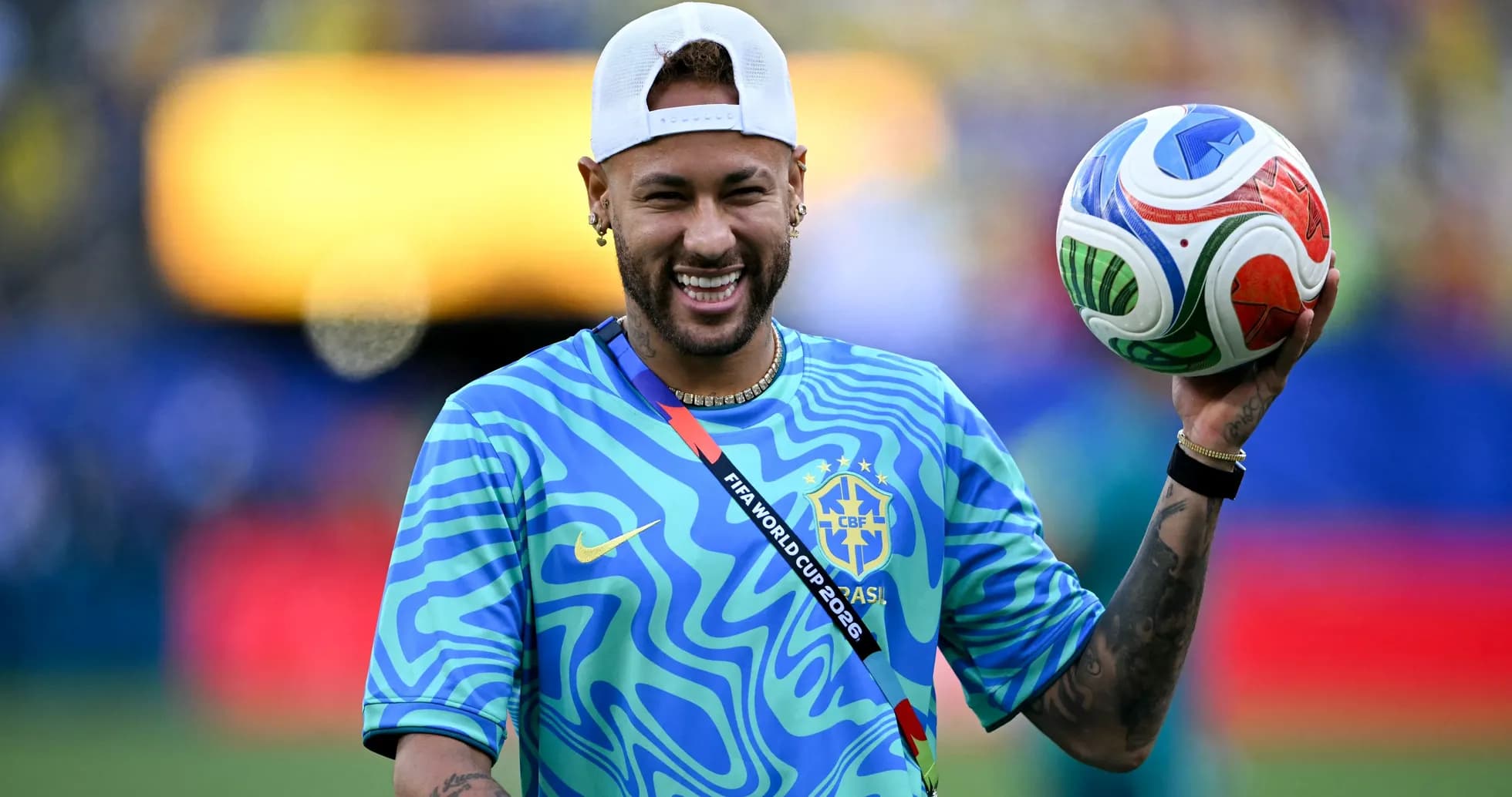 Neymar sosteniendo un balón en el campo de fútbol Neymar sosteniendo un balón en el campo de fútbol