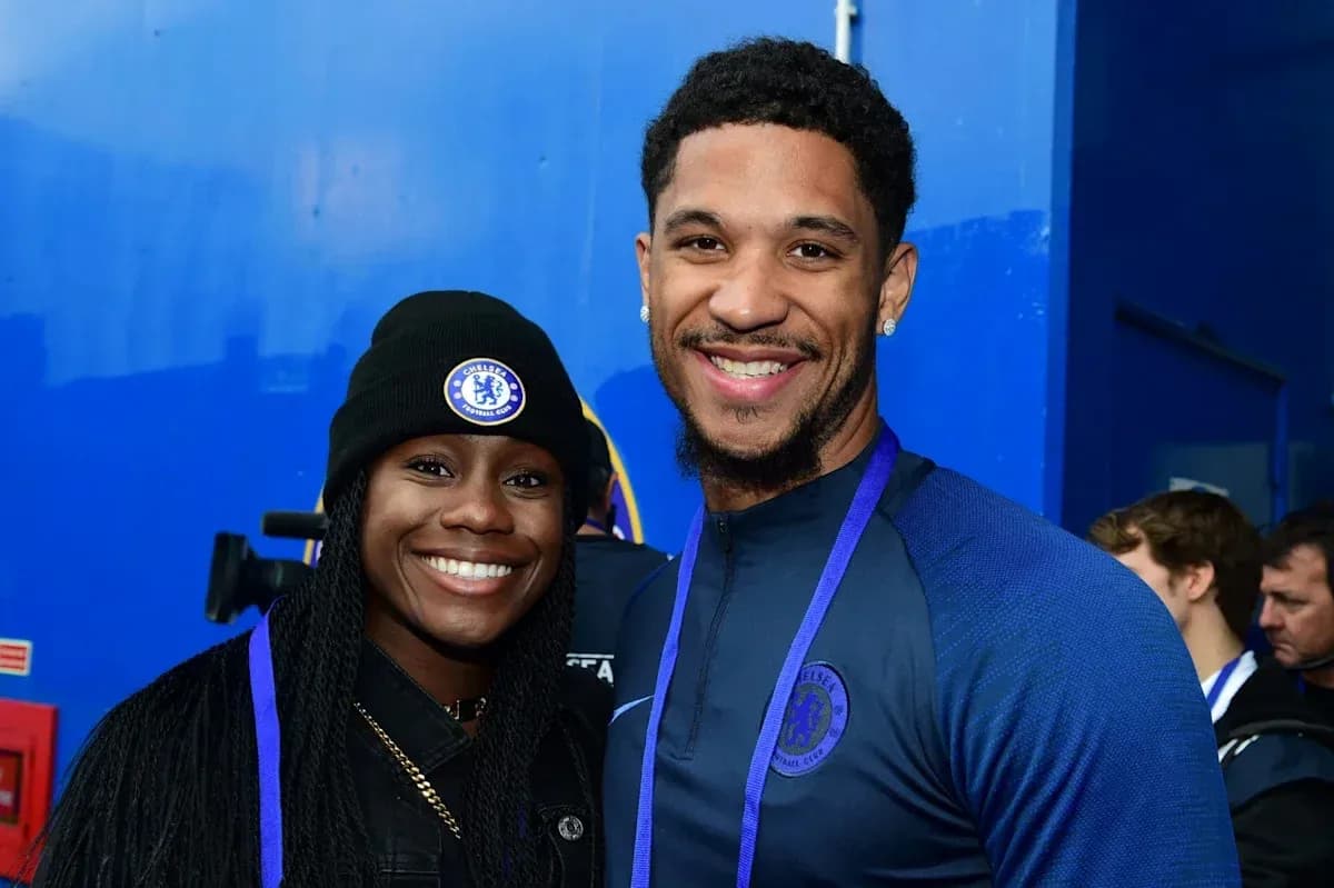 Dos personas sonrientes en un evento de Chelsea Dos personas sonrientes en un evento de Chelsea