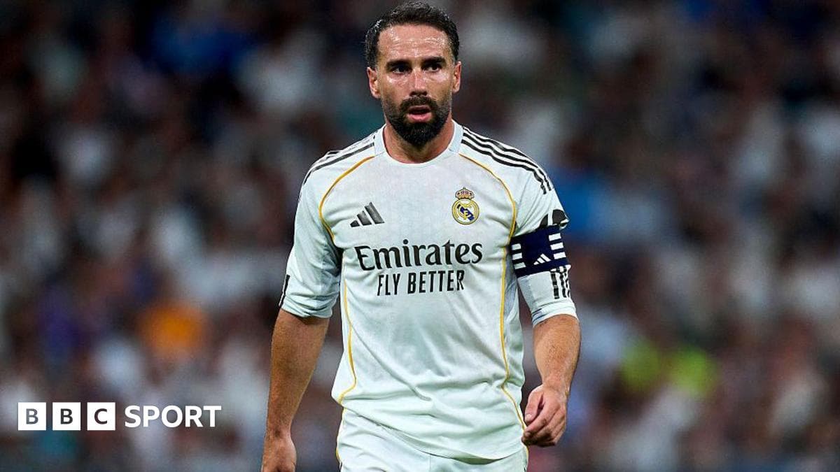 Jugador de Real Madrid con banda de capitán en el campo Jugador de Real Madrid con banda de capitán en el campo