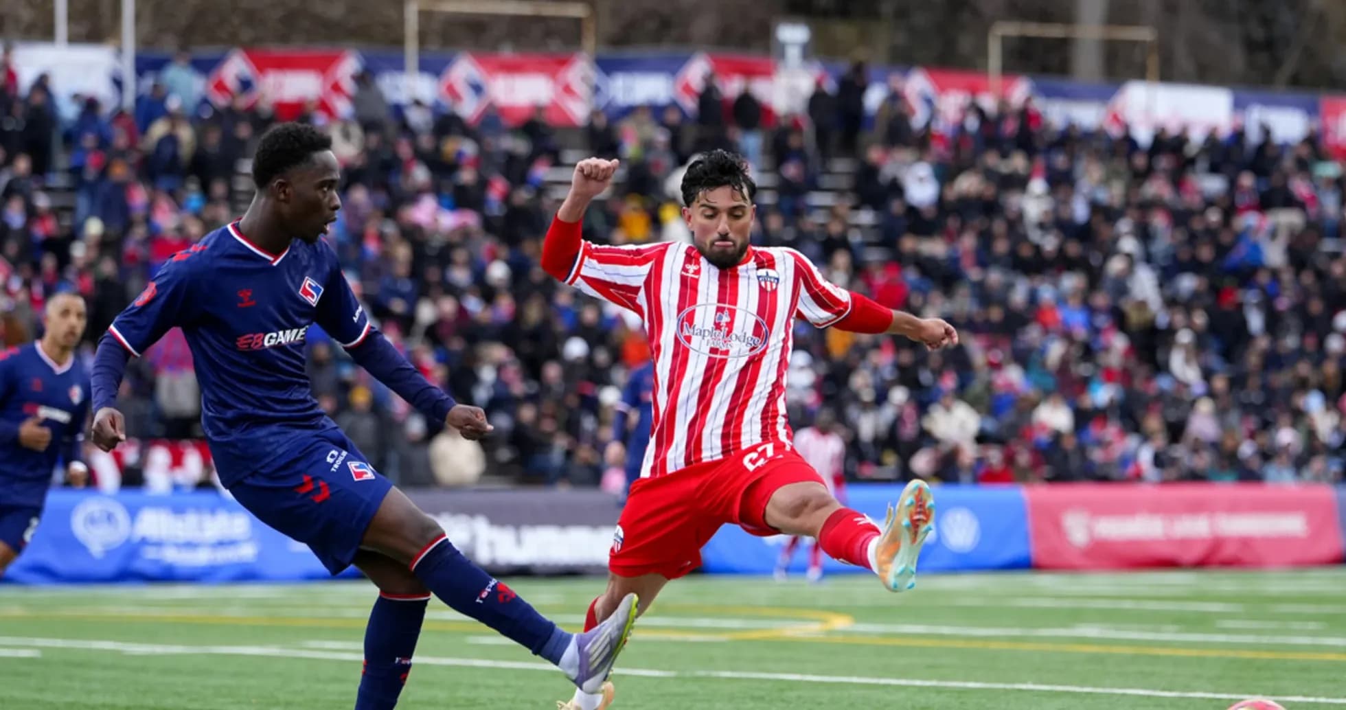 Jugador de Atlético Ottawa en acción durante el partido Jugador de Atlético Ottawa en acción durante el partido