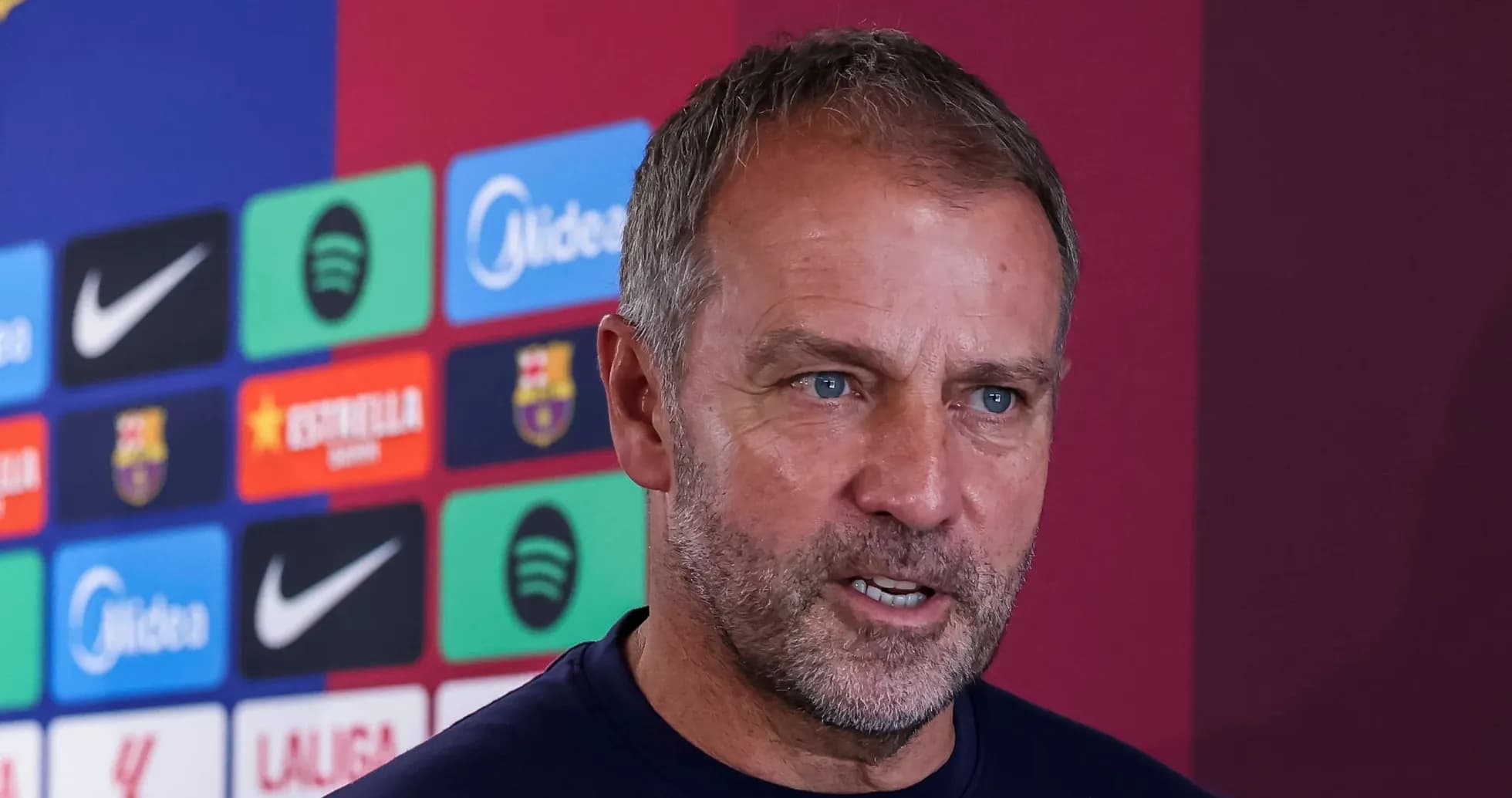 Entrenador hablando en rueda de prensa de Barça Entrenador hablando en rueda de prensa de Barça