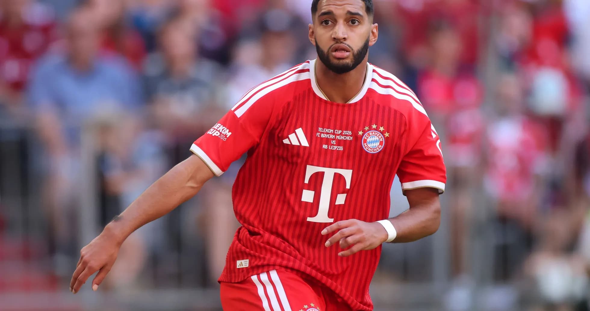 Jugador de Bayern Múnich corriendo en partido Jugador de Bayern Múnich corriendo en partido