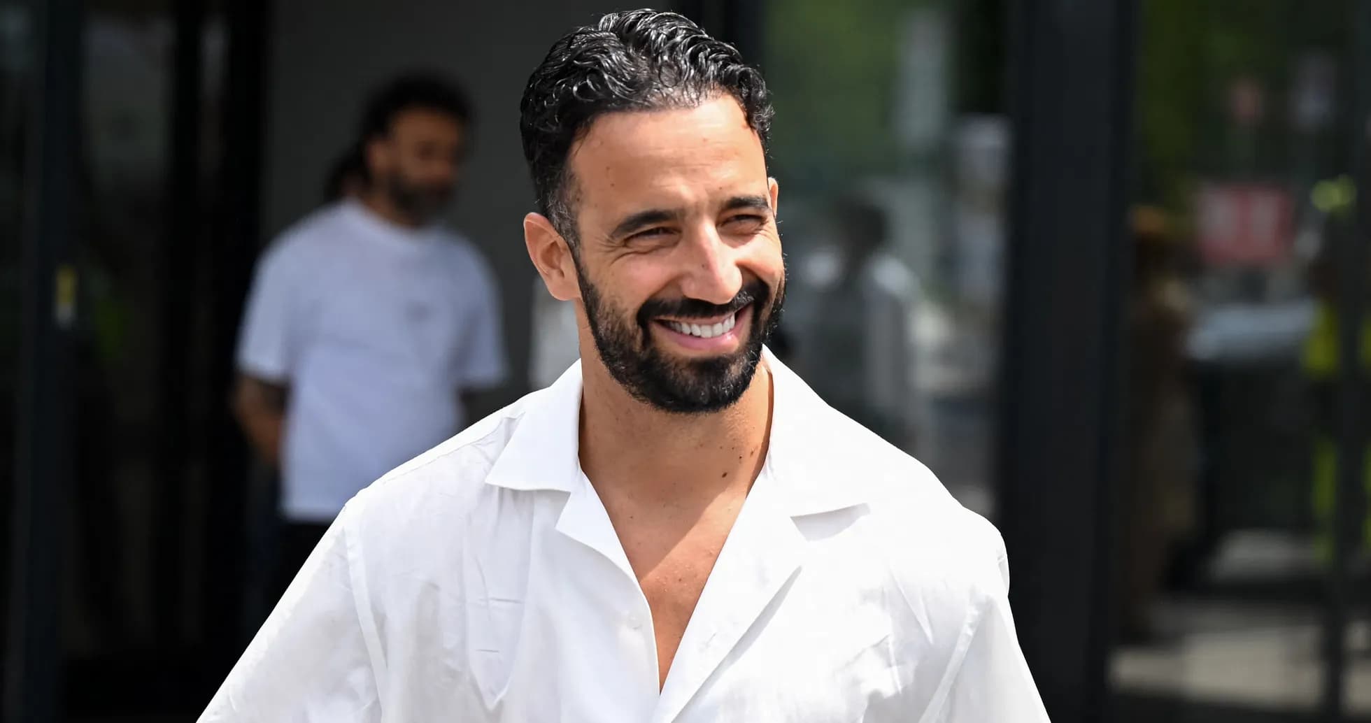 Jugador saliendo con camisa blanca y sonriendo Jugador saliendo con camisa blanca y sonriendo