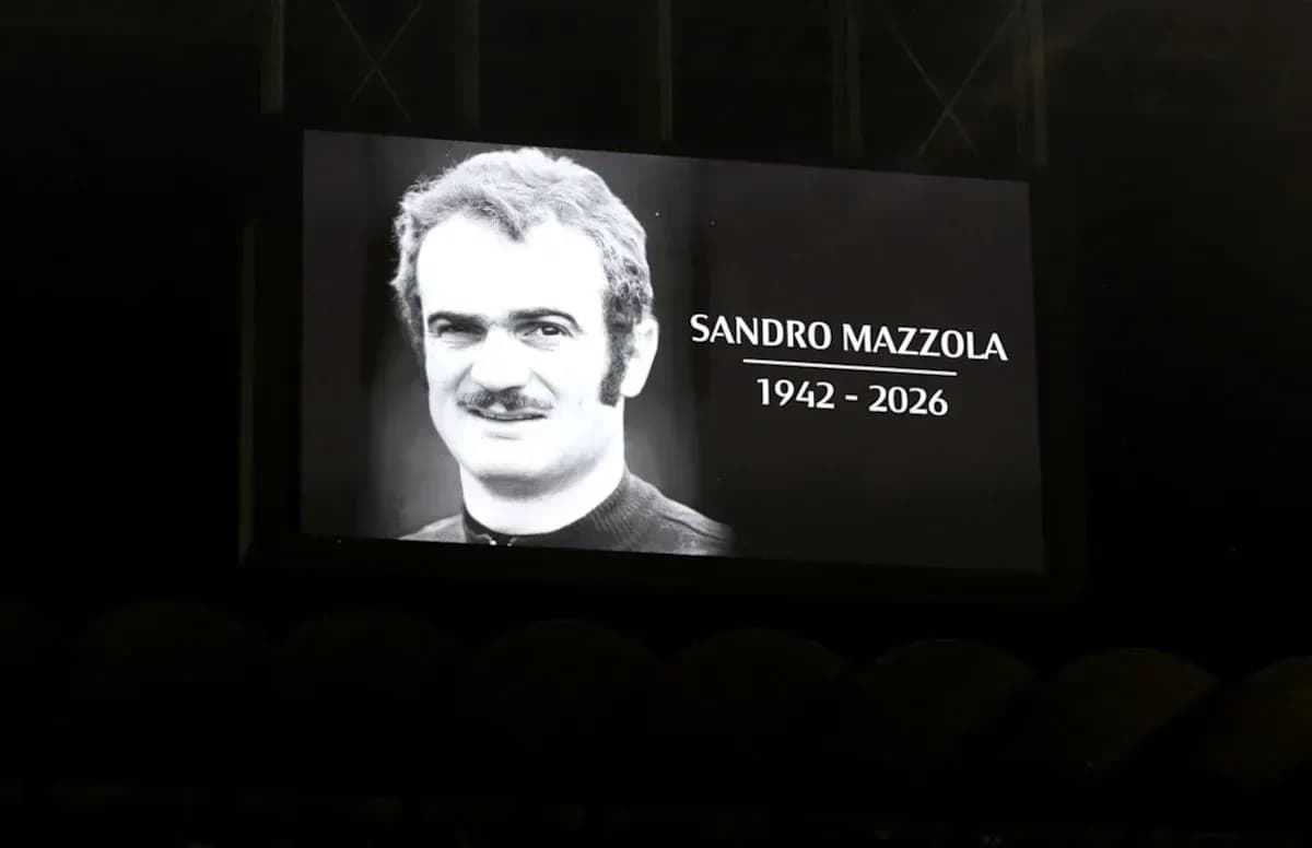 Pantalla con imagen y homenaje a Sandro Mazzola Pantalla con imagen y homenaje a Sandro Mazzola