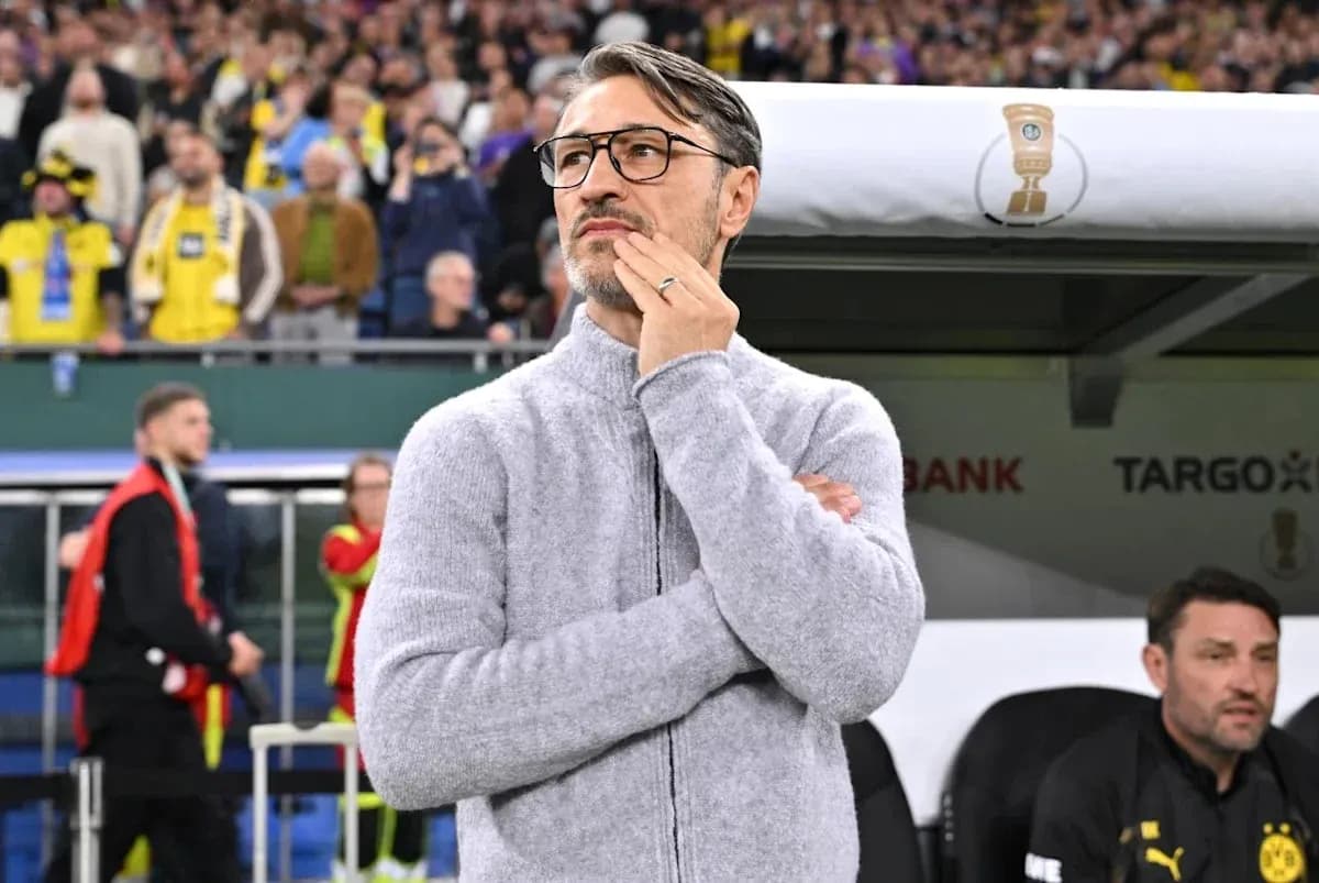 Entrenador observando el partido desde la línea de banda Entrenador observando el partido desde la línea de banda