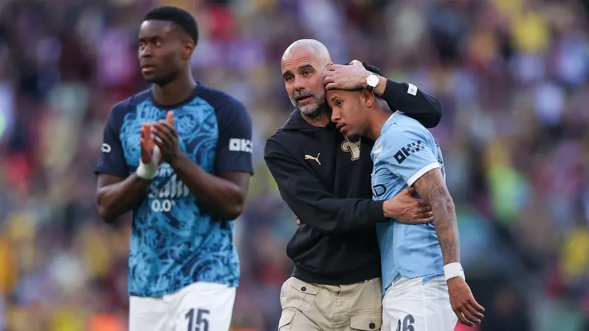 Entrenador consolando a jugador tras el partido Entrenador consolando a jugador tras el partido