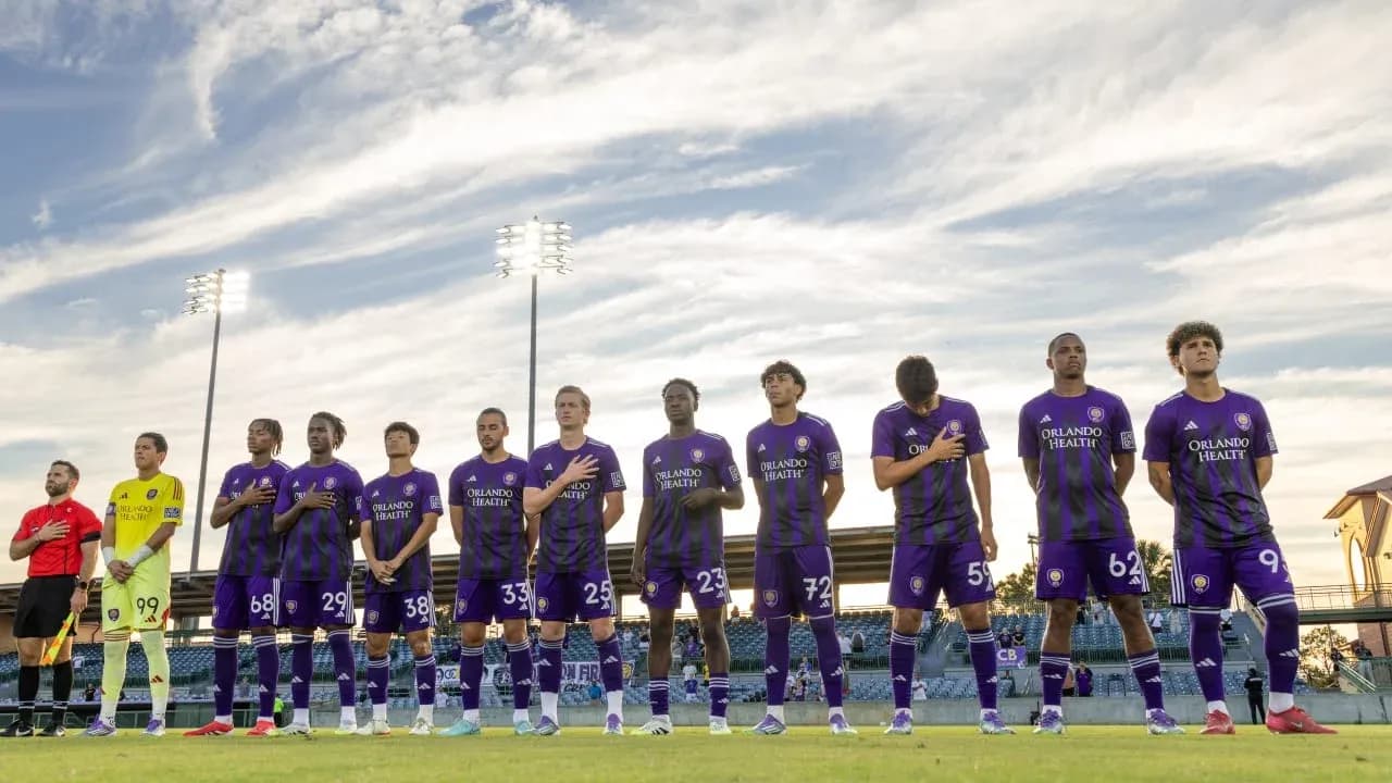 Jugadores de Orlando City II alineados antes del partido Jugadores de Orlando City II alineados antes del partido