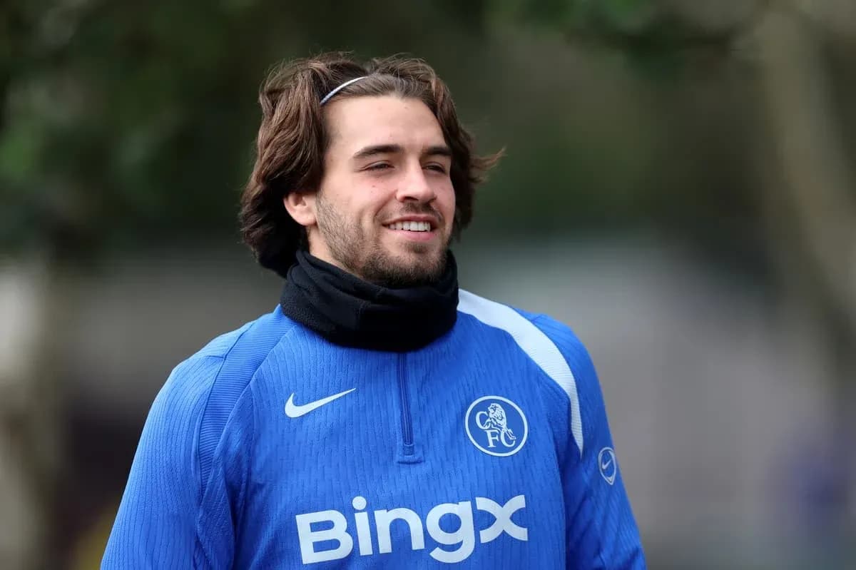 Jugador sonriendo durante entrenamiento con camiseta azul Jugador sonriendo durante entrenamiento con camiseta azul